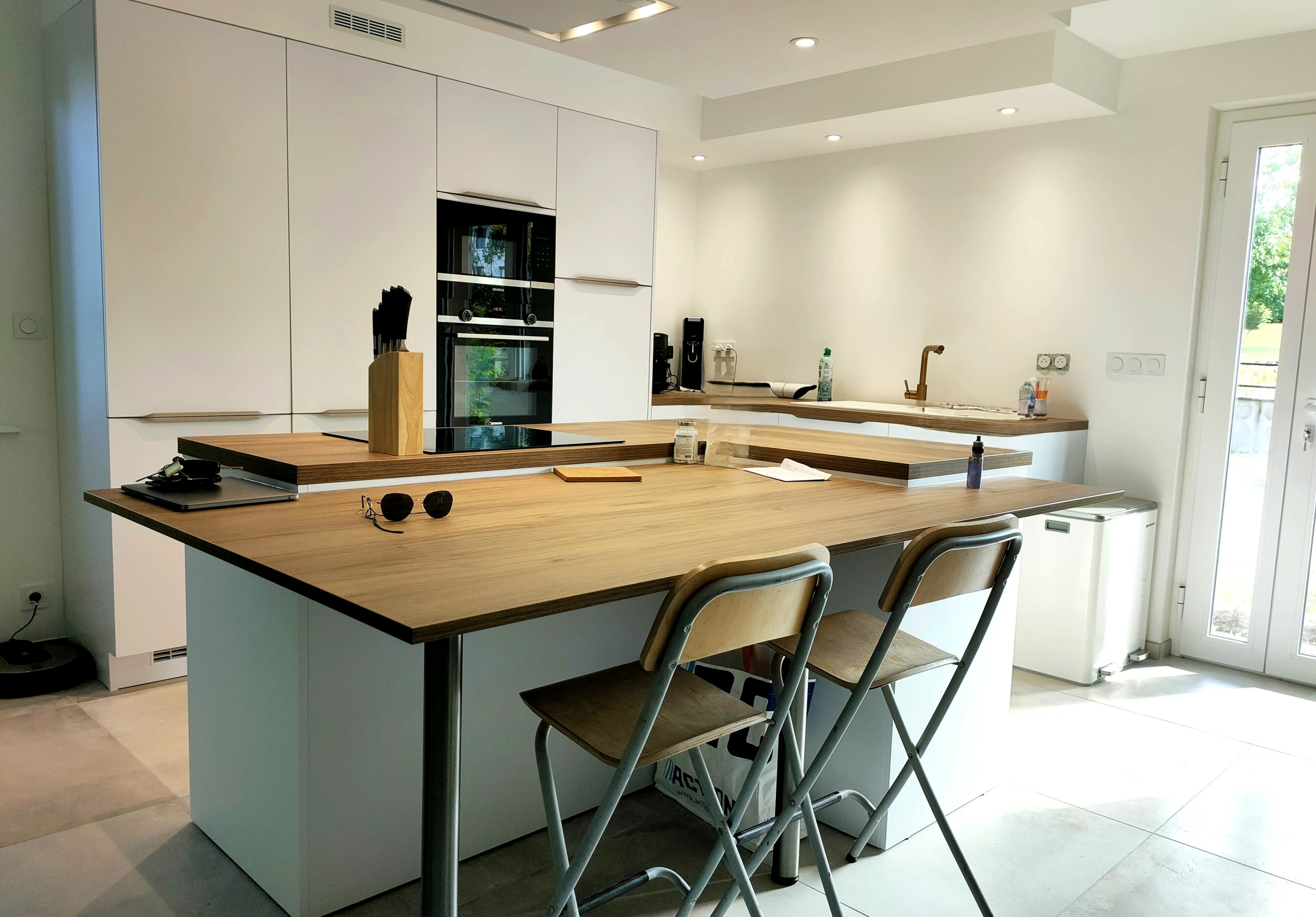 cuisine-moderne-blanche-bois-avec-ilot-central-montbrison