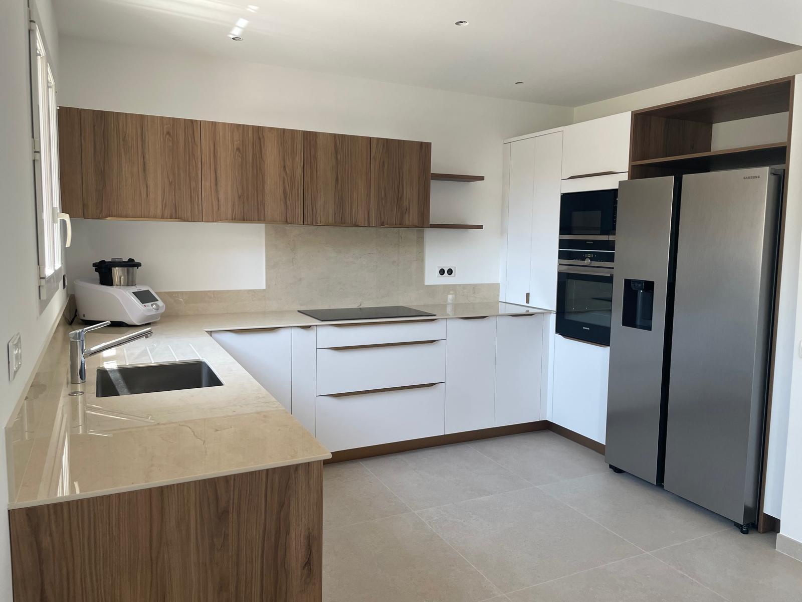 cuisine-moderne-blanche-bois-montbrison