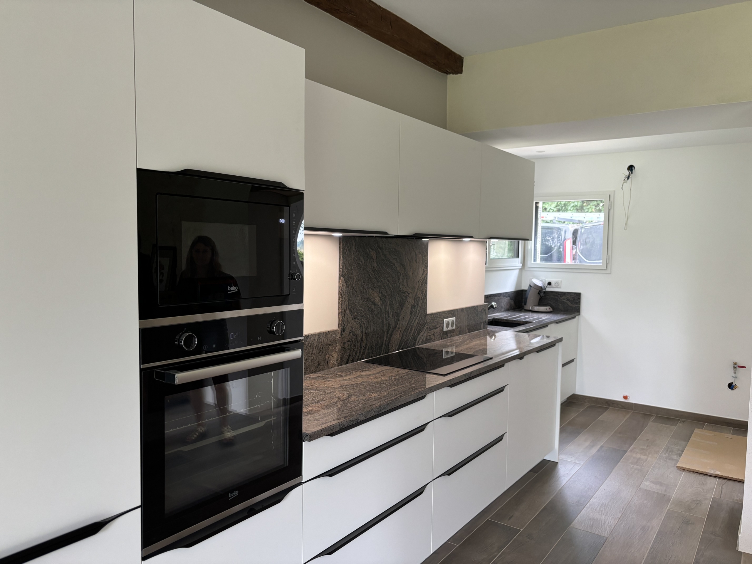 cuisine-moderne-blanche-granit-villereal