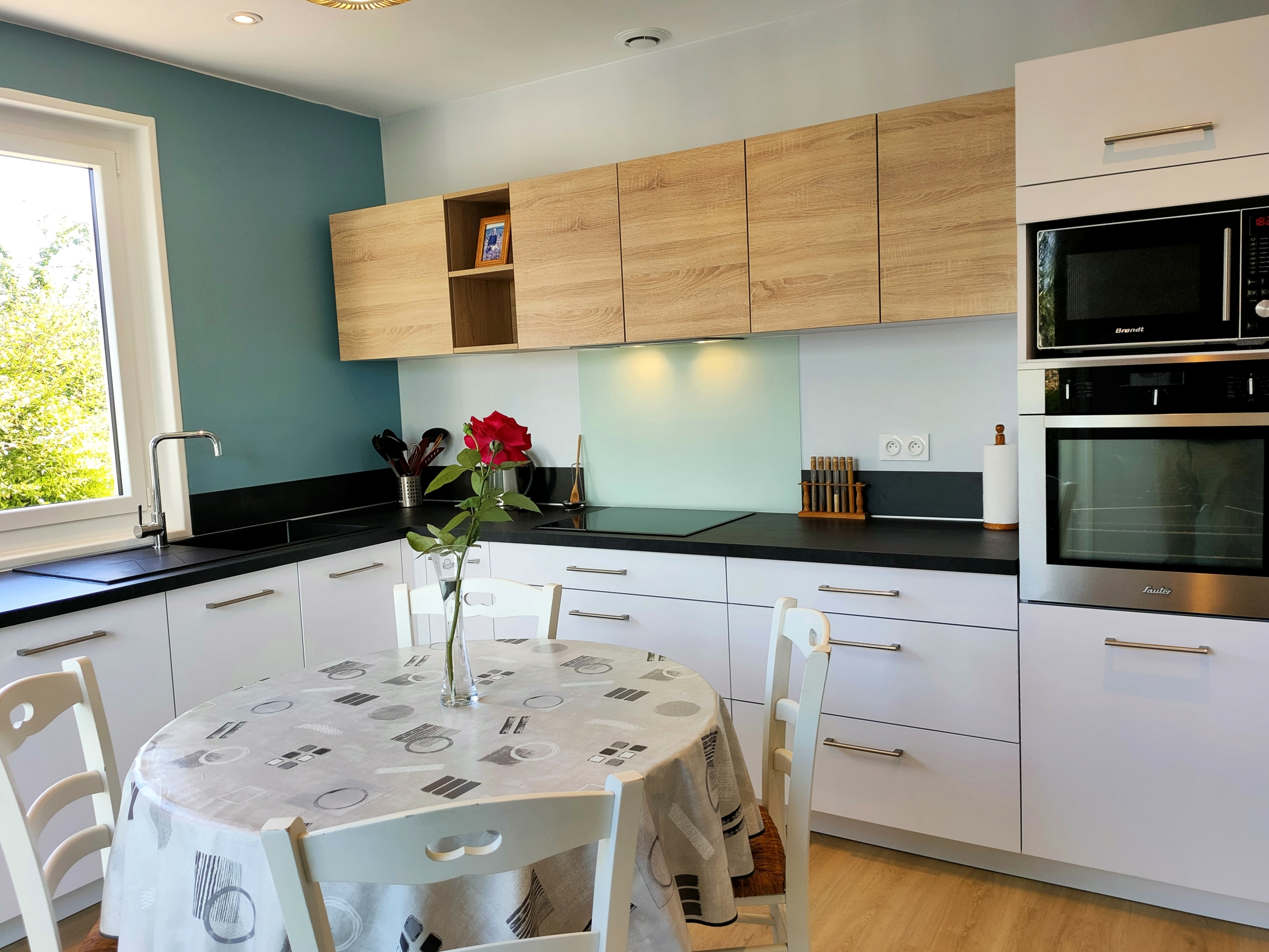 cuisine-moderne-blanche-noire-bois-avec-coin-repas-montbrison