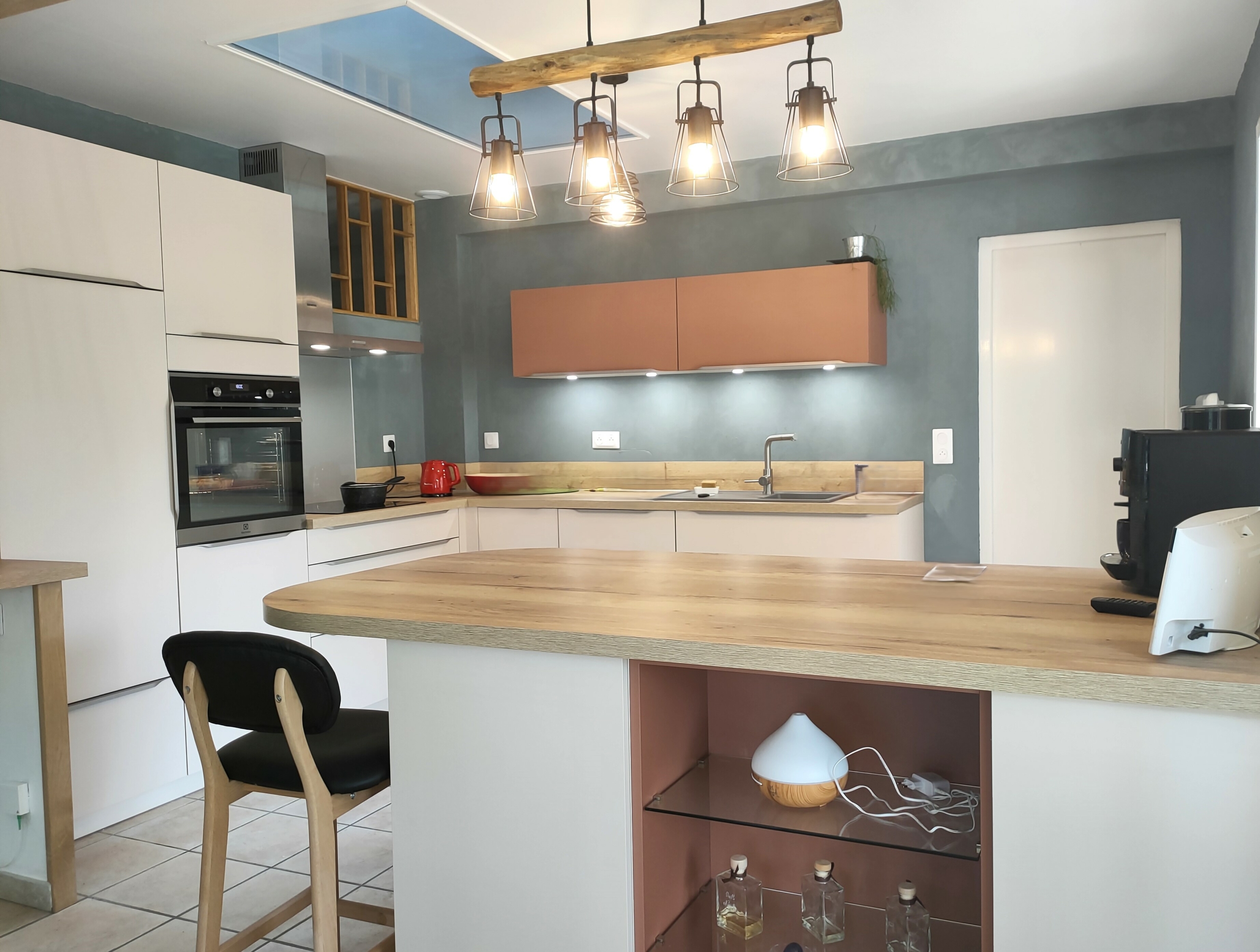 cuisine-moderne-blanche-terracotta-bois-montbrison