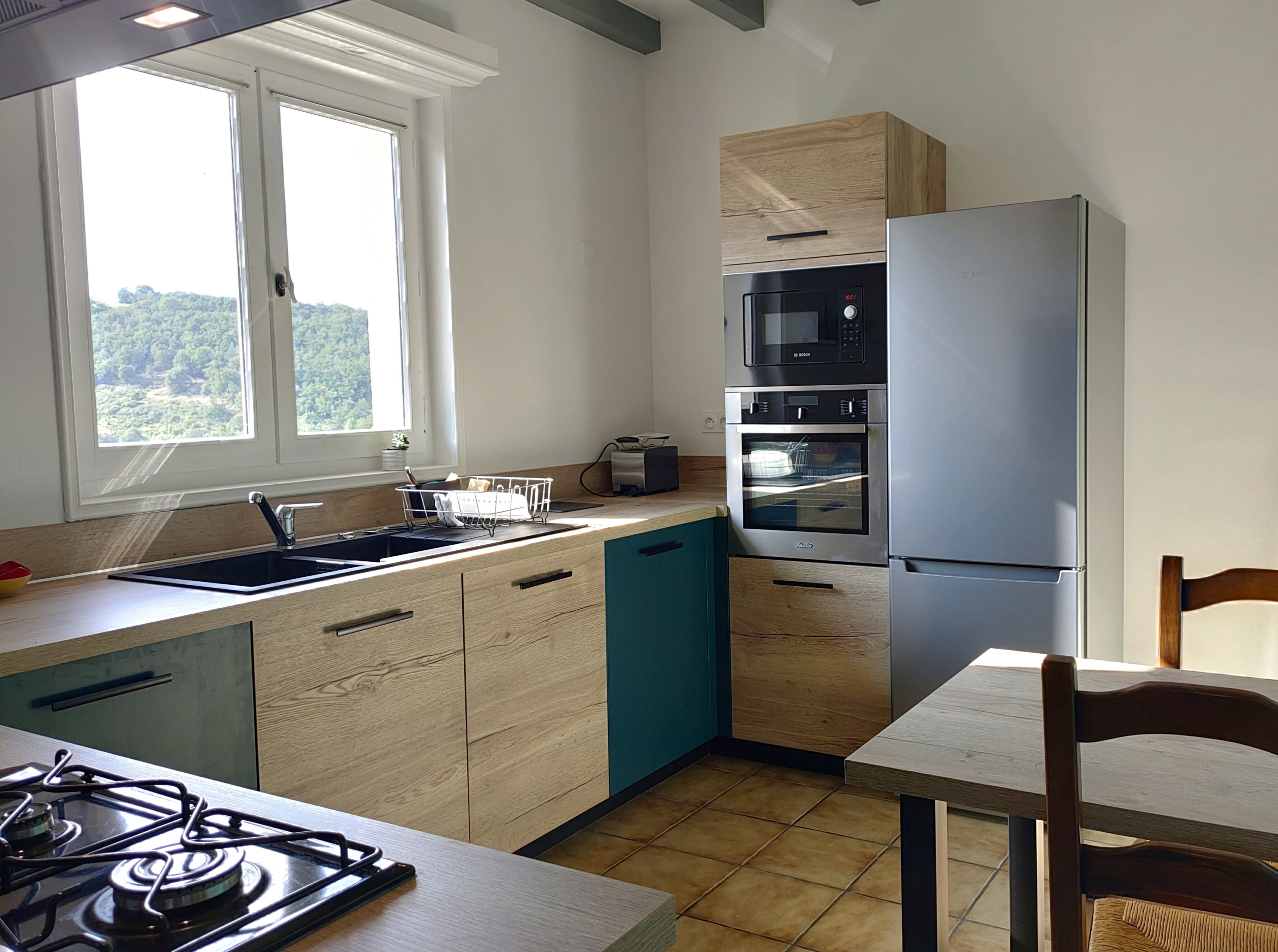 cuisine-moderne-chaleureuse-bois-bleue-montbrison