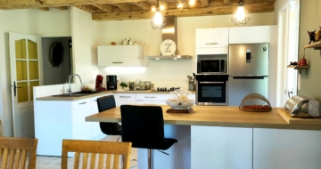 cuisine-moderne-conviviale-blanche-bois-montbrison
