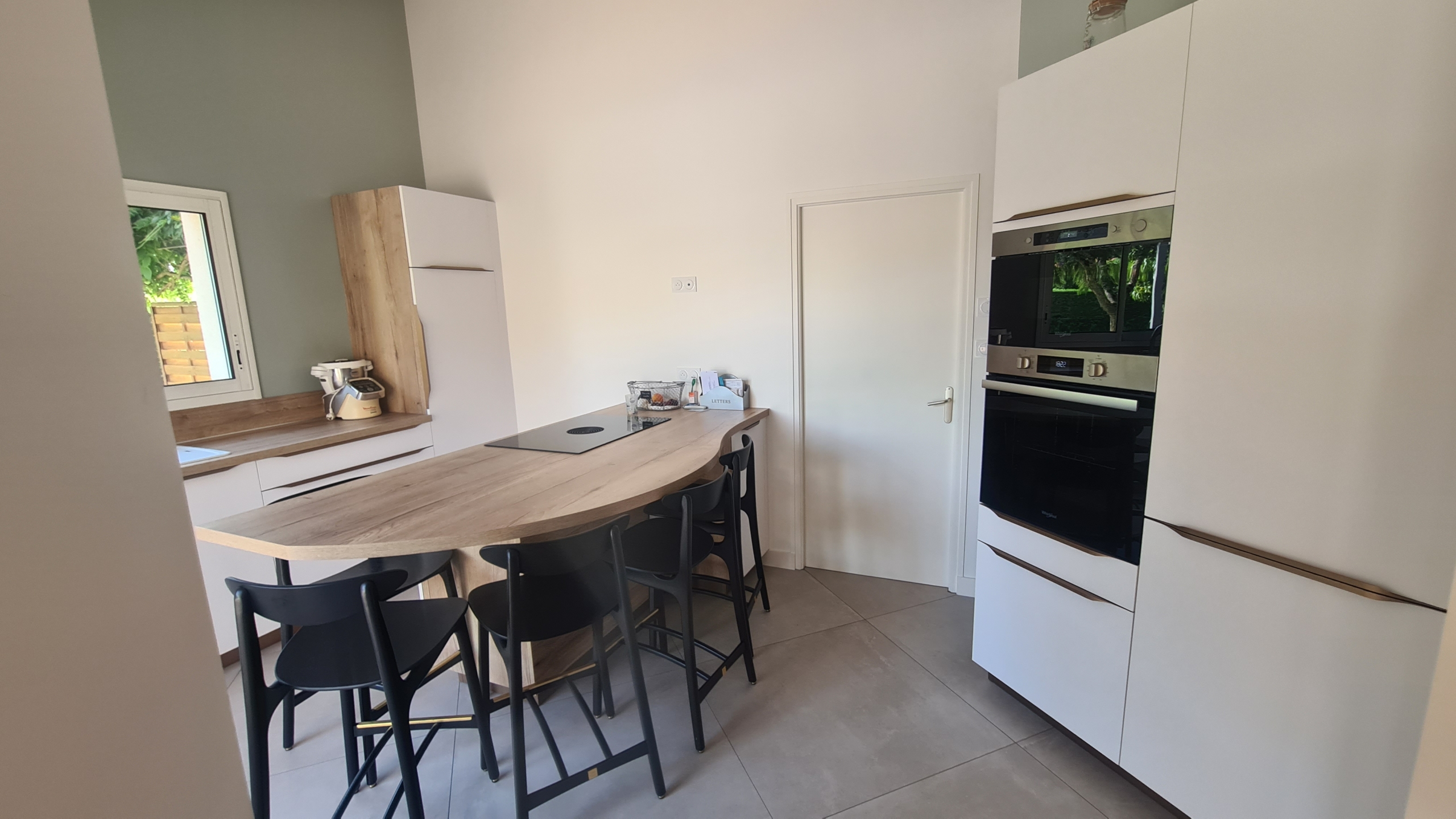 cuisine-moderne-minimaliste-conviviale-les-herbiers