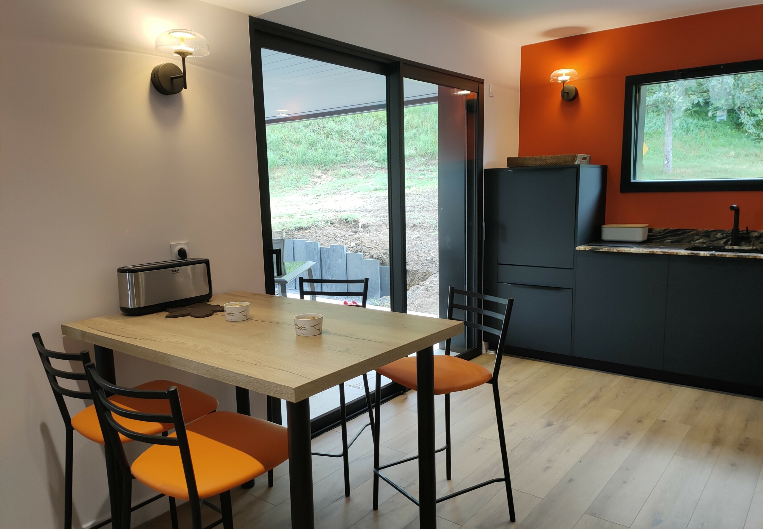 cuisine-moderne-orange-espace-repas-montbrison