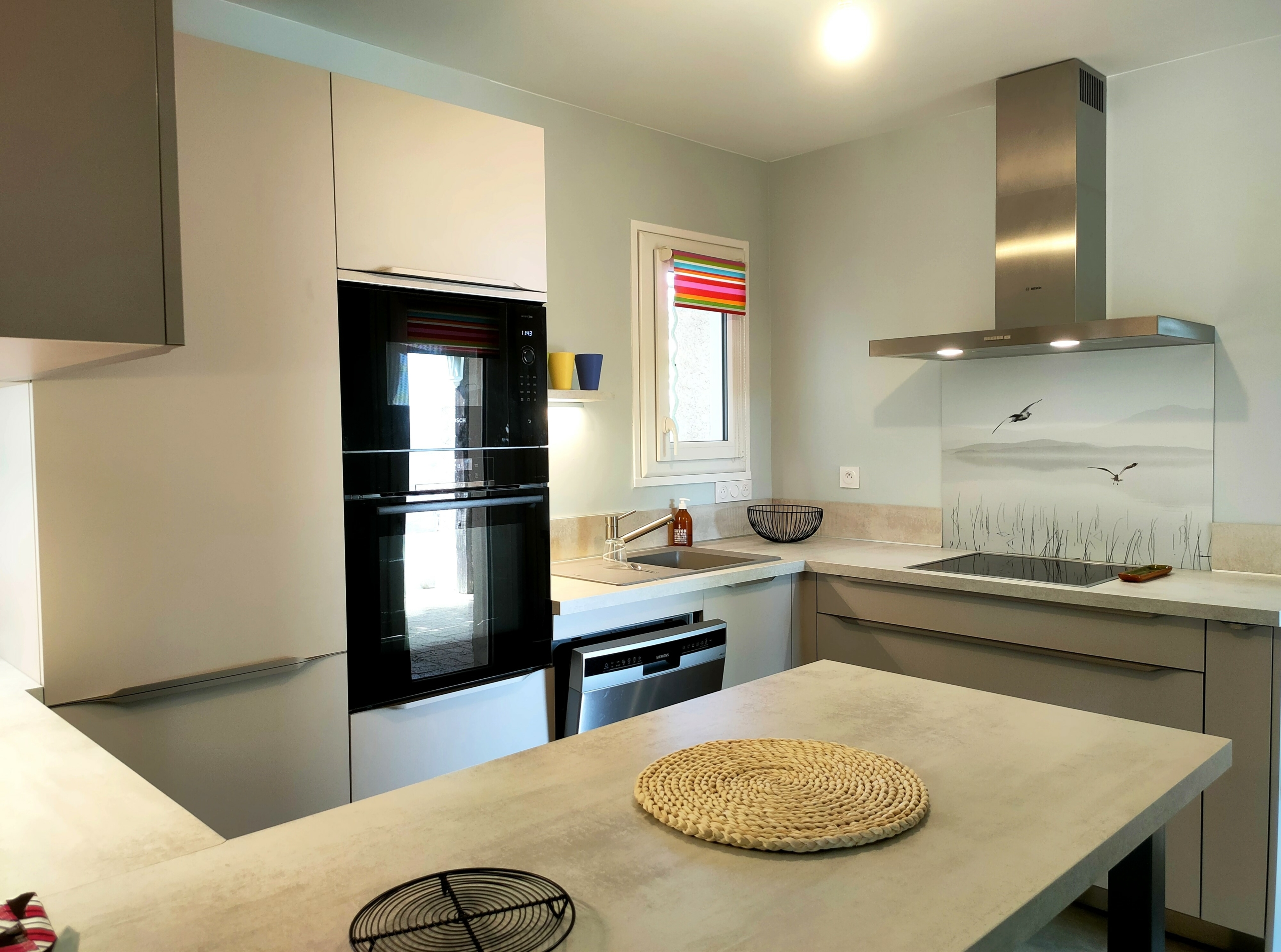 cuisine-moderne-sobre-taupe-montbrison