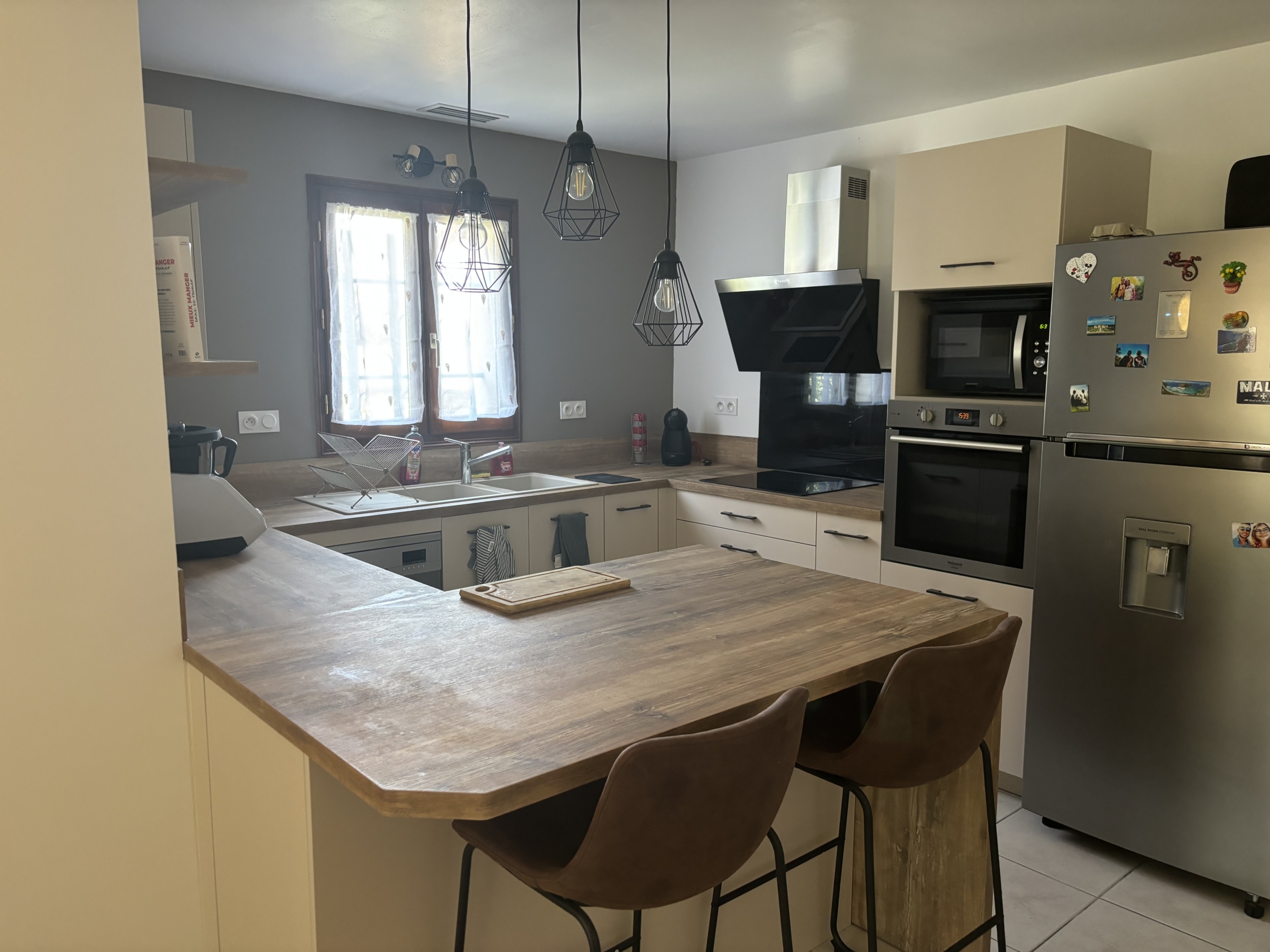 cuisine-moderne-style-industriel-bois-beige-villereal