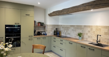 cuisine-moderne-verte-bois-crédence-villereal