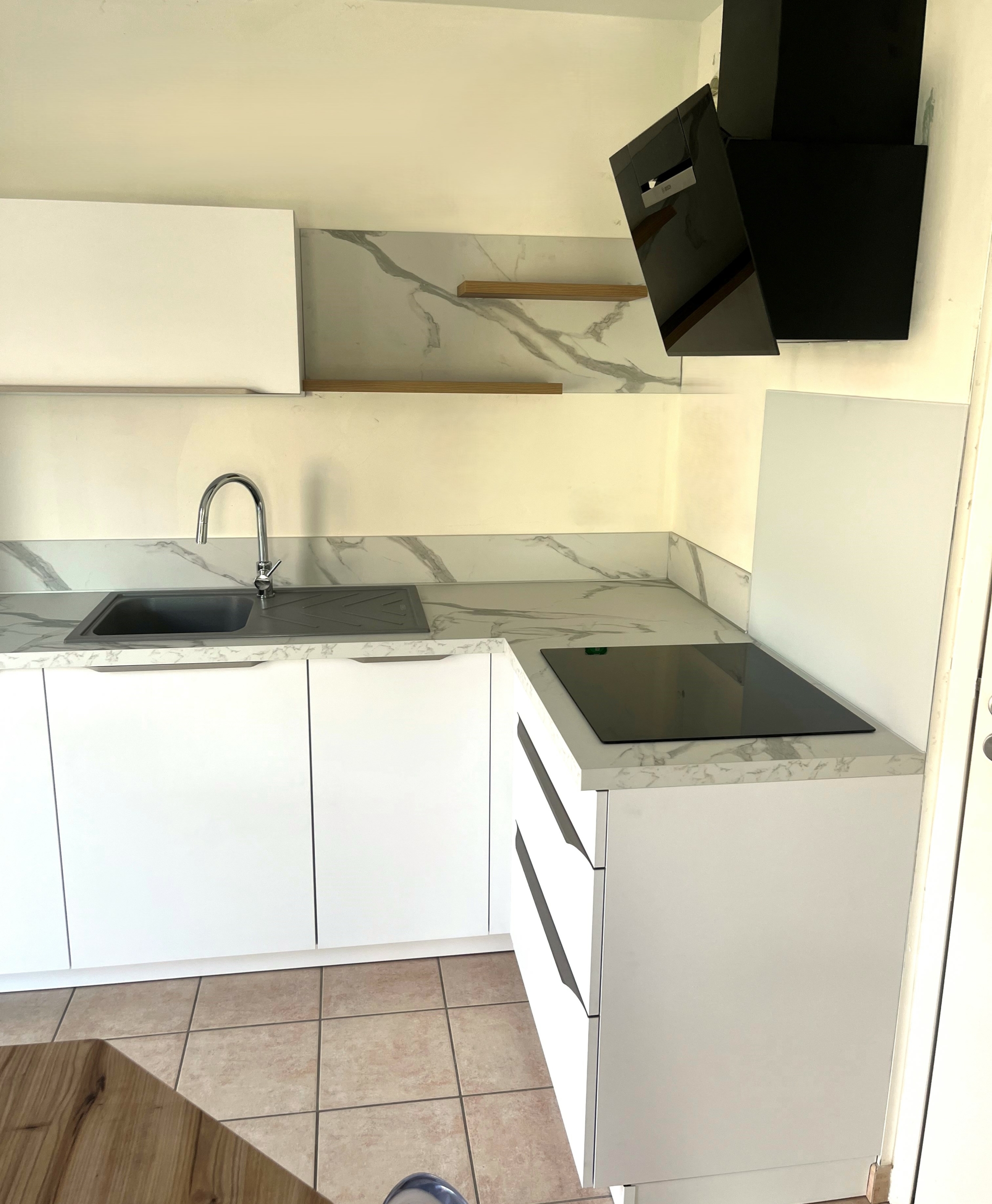 petite-cuisine-fonctionnelle-blanche-grise-montbrison