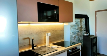 petite-cuisine-fonctionnelle-blanche-terracotta