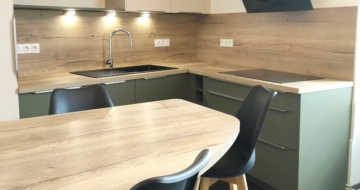 petite-cuisine-moderne-avec-ilot-central-conviviale-montbrison