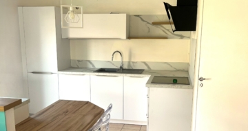 petite-cuisine-moderne-blanche-plan-travail-effet-marbre-montbrison