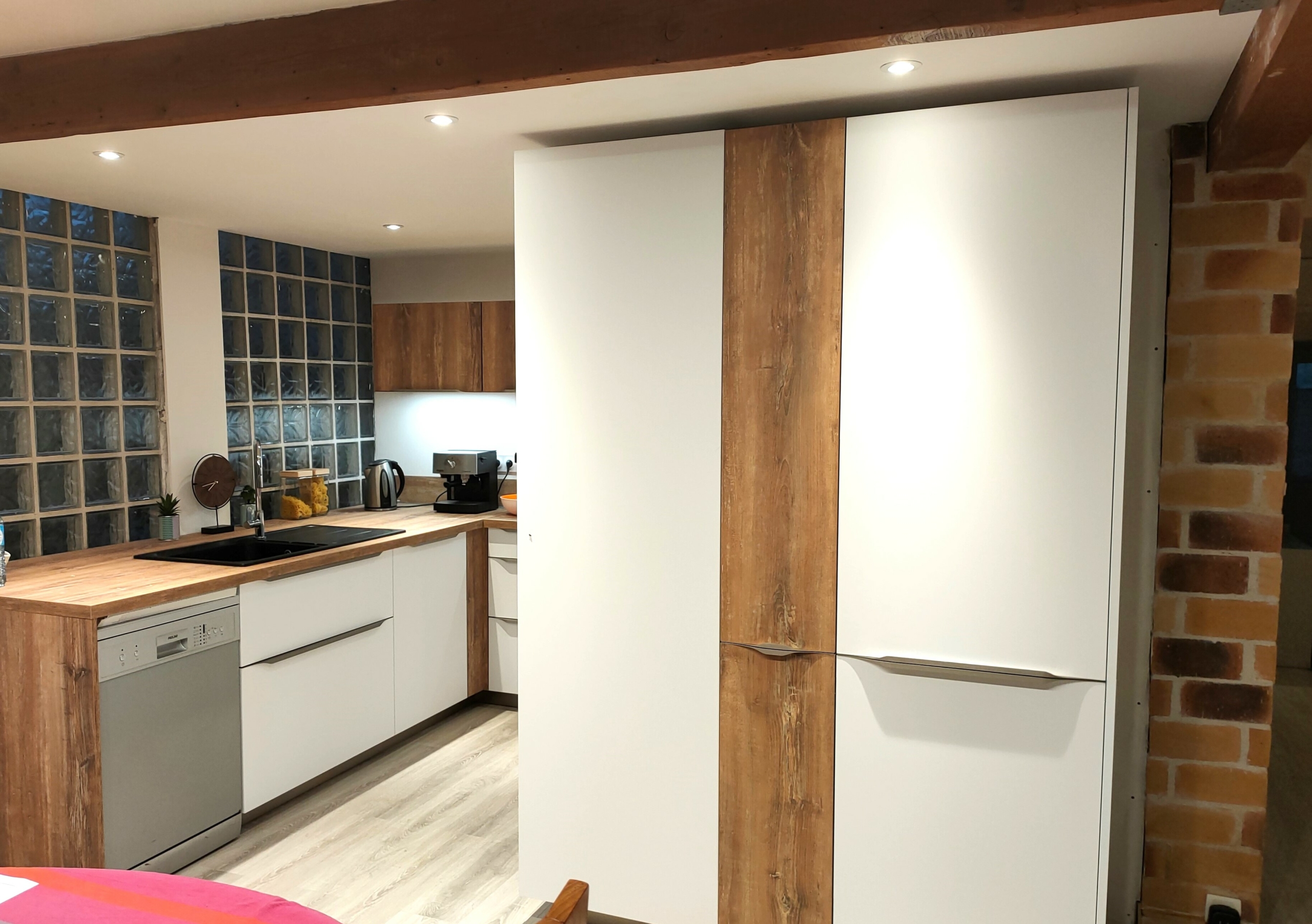 petite-cuisine-ouverte-fonctionnelle-blanche-bois-montbrison