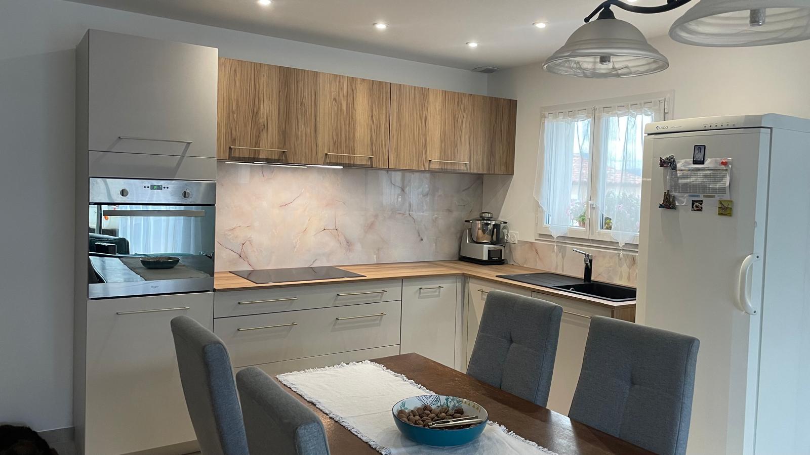 cuisine-moderne-conviviale-grise-bois-saint-laurent-du-var