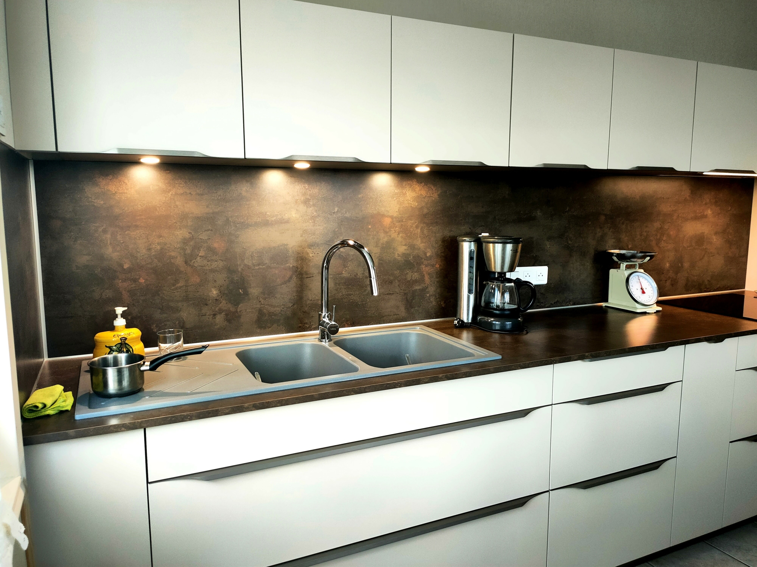 credence-cuisine-marron-brun