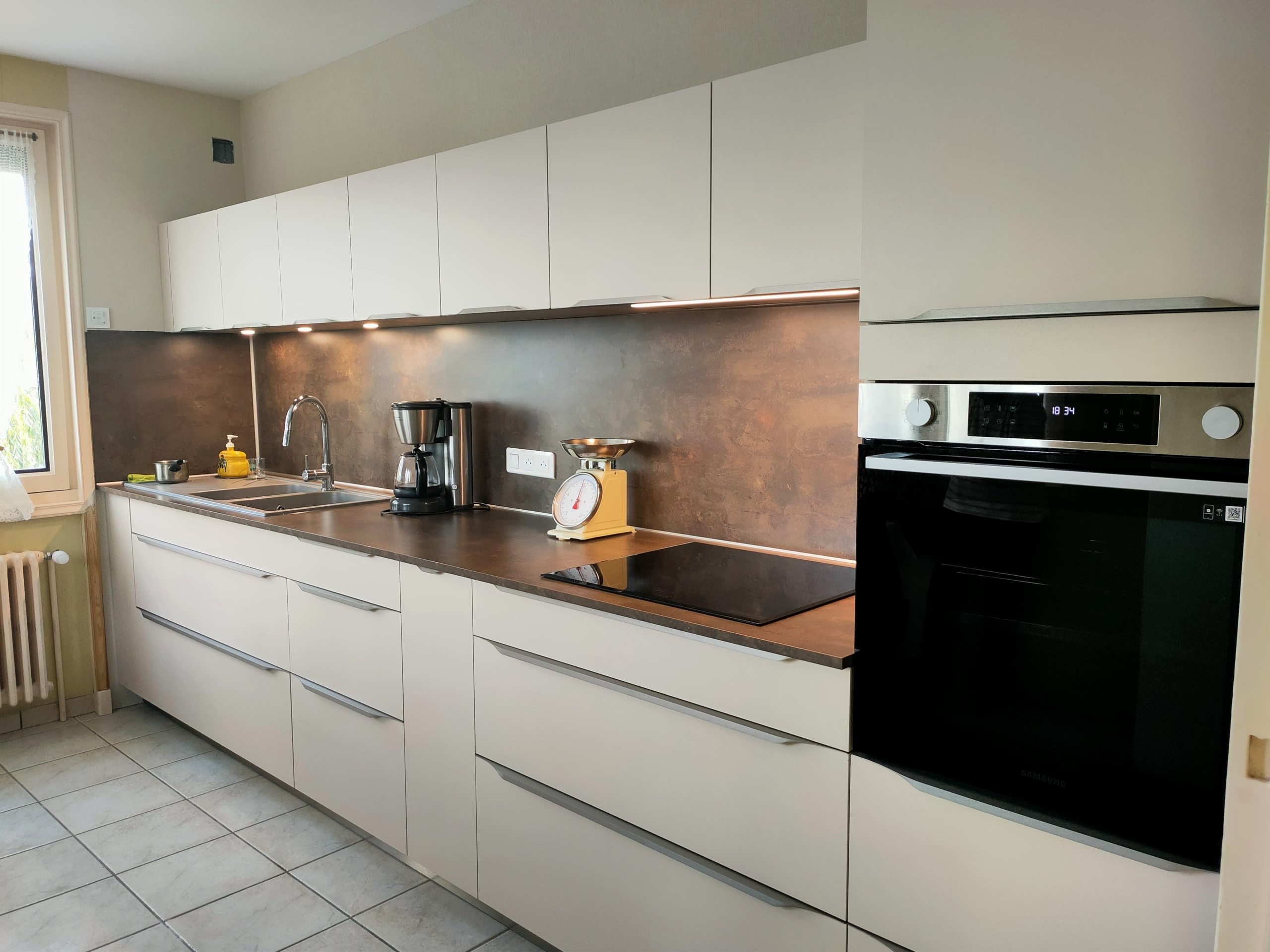 Réalisations Cuisine en I blanche avec crédence brune - COMERA Cuisines