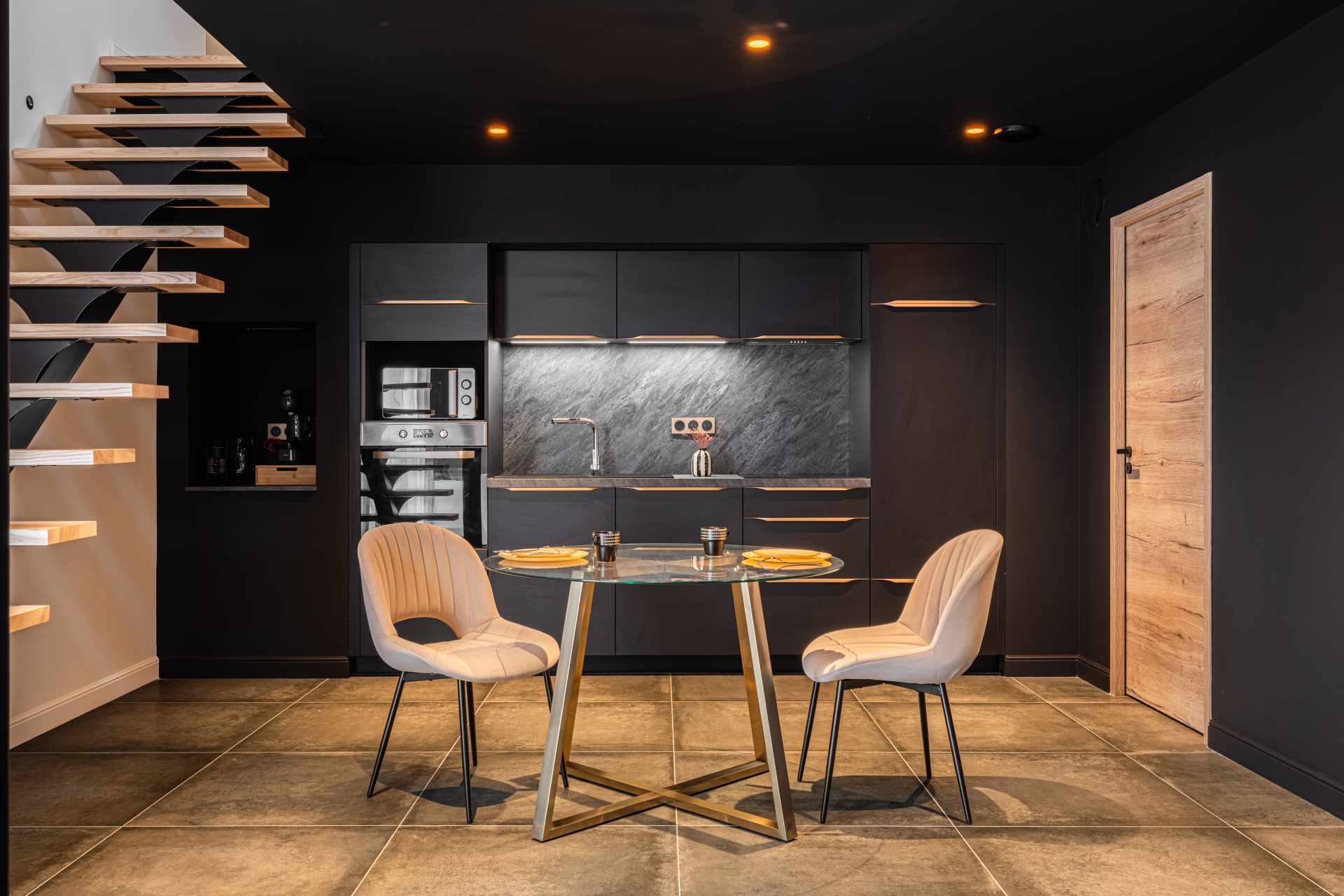 Réalisations Cuisine noire avec crédence pierre noire - COMERA Cuisines