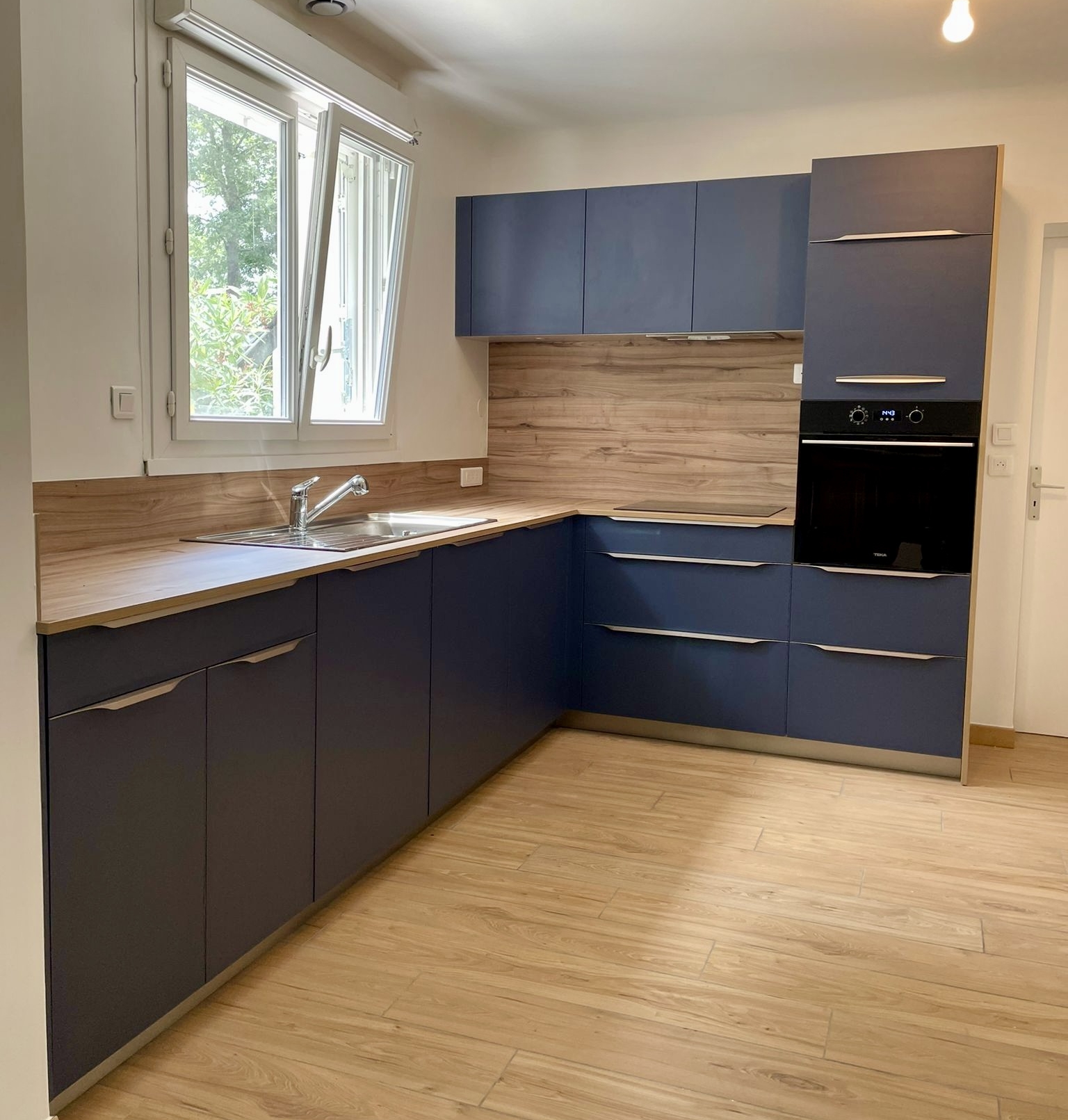 cuisine-en-L-bleue-bois