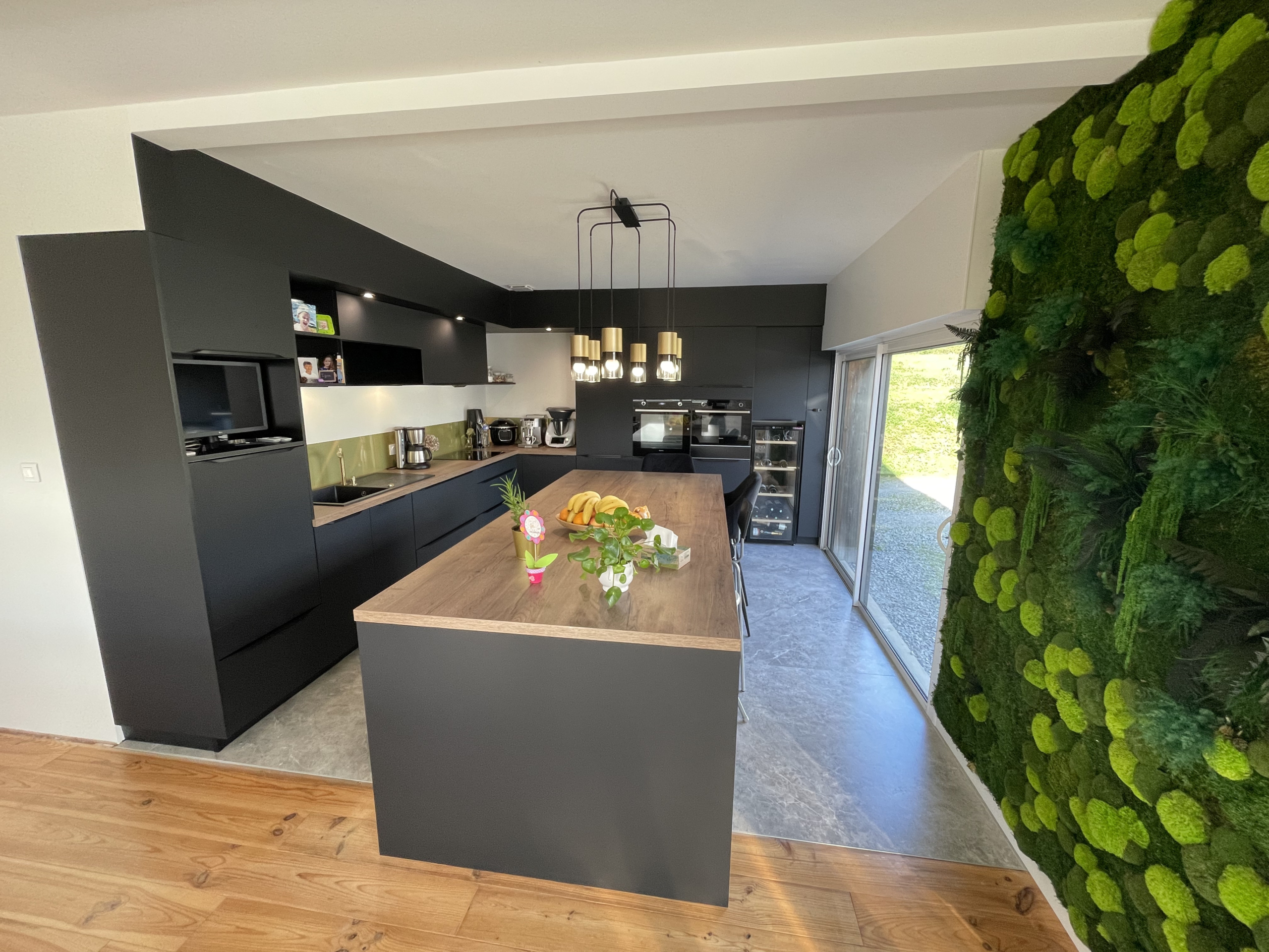 cuisine-noire-et-bois-les-herbiers