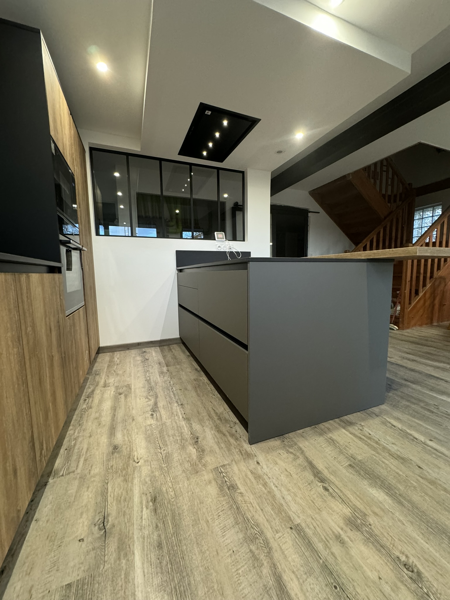 ilot-central-gris-cuisine-bois