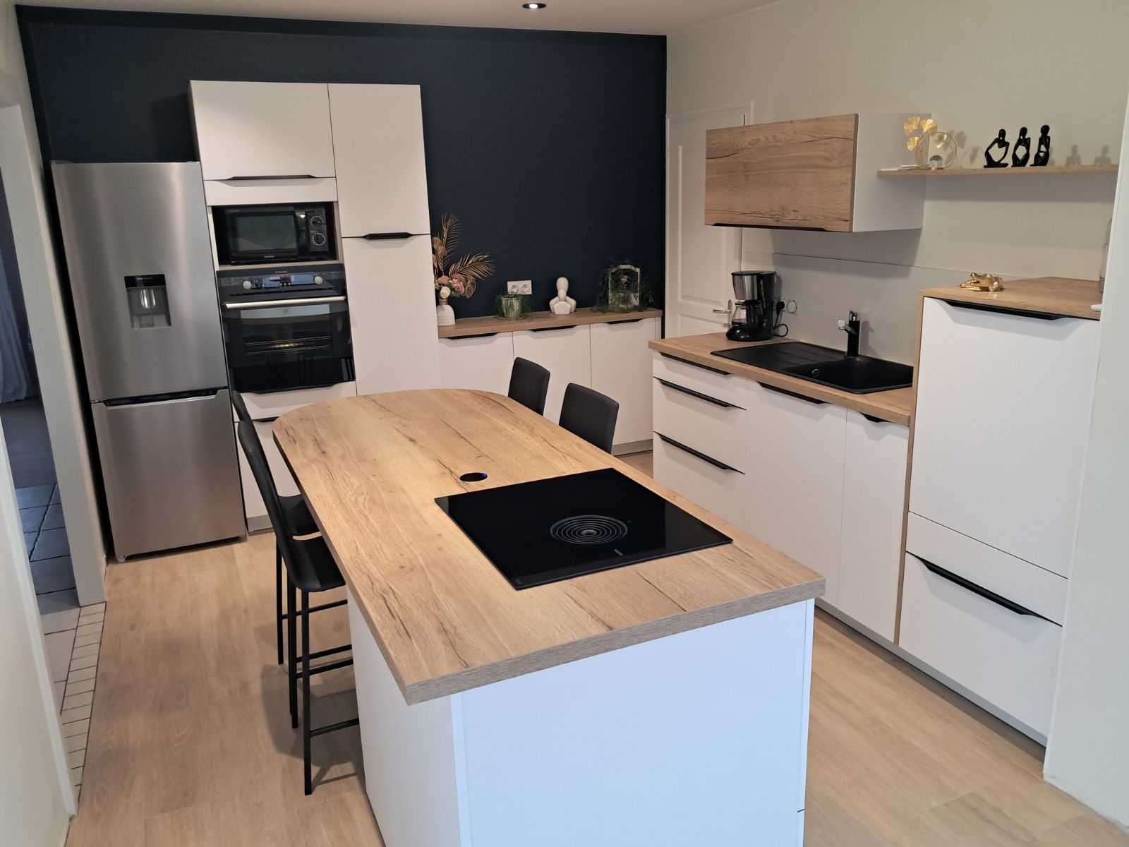 cuisine-equipee-en-L-bois