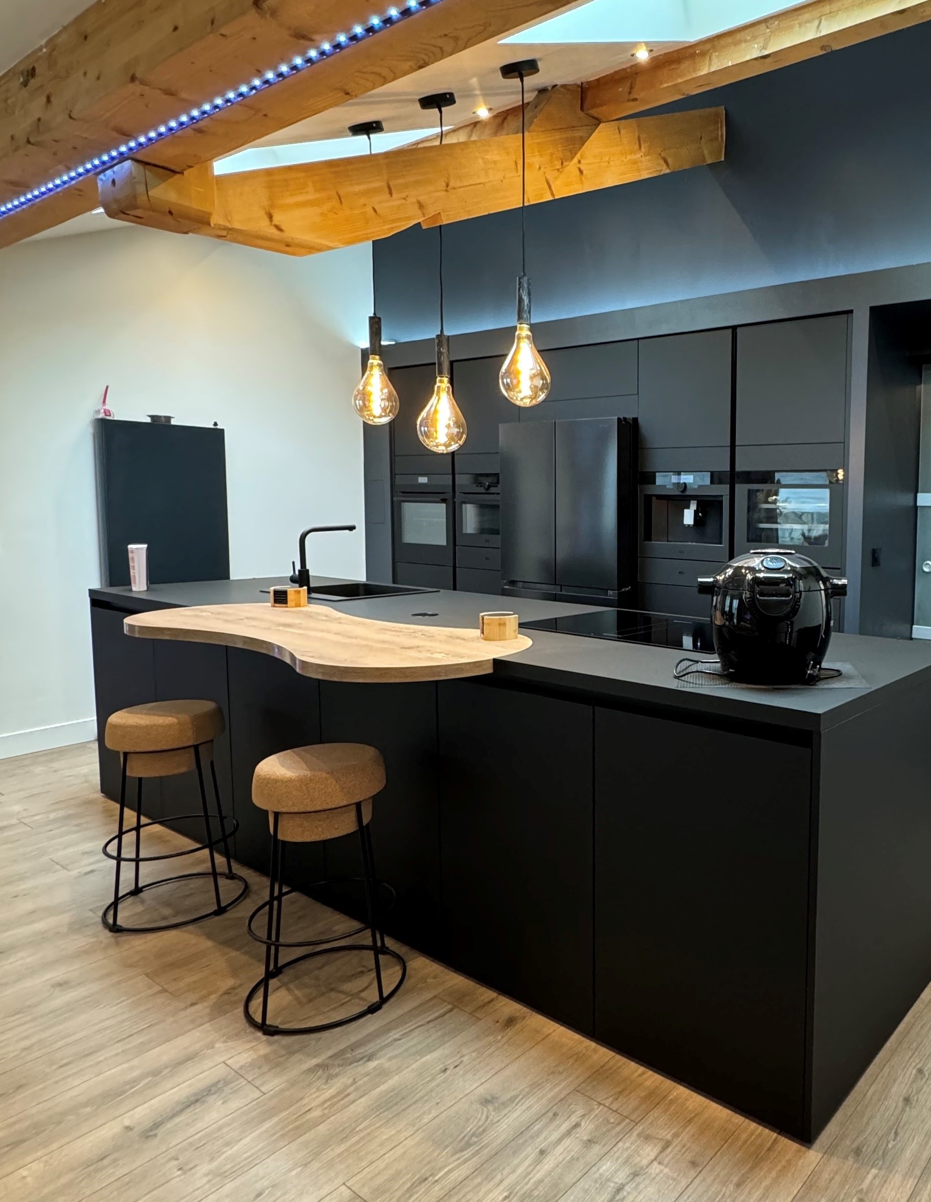 Réalisations Cuisine design noir mat spacieuse - COMERA Cuisines