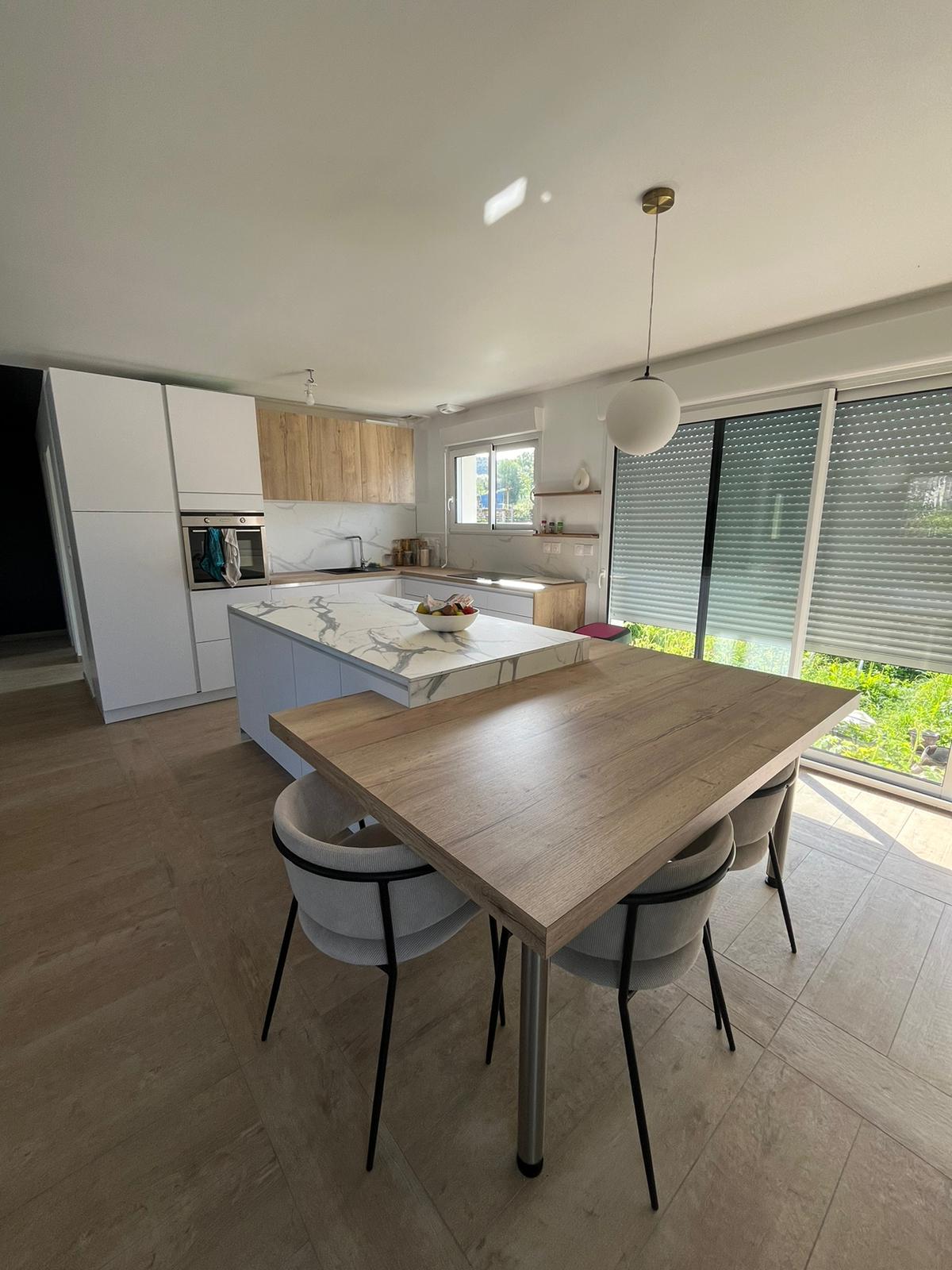cuisine-blanche-bois-ilot-central-comera