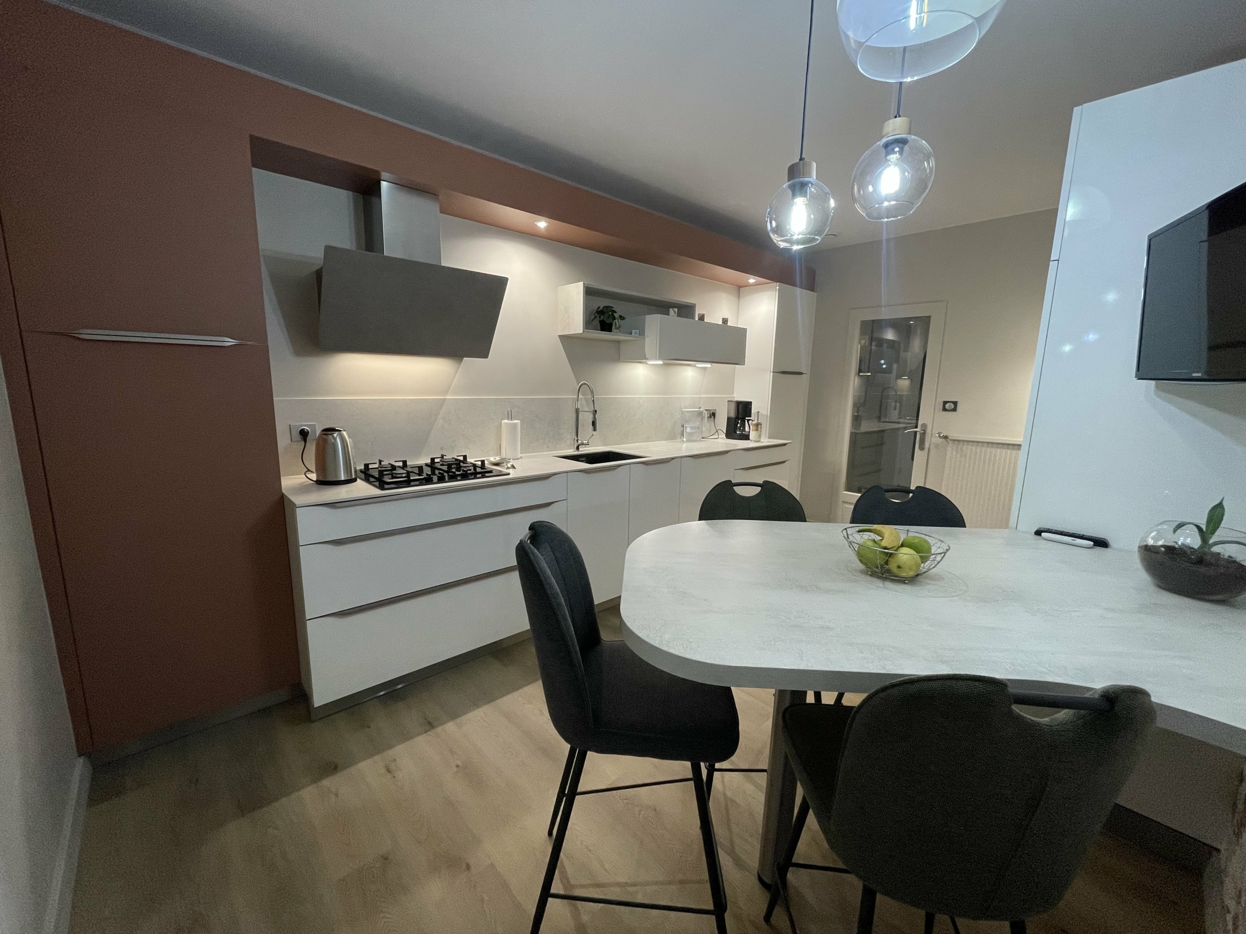 cuisine-equipee-blanche-comera-les herbiers-min