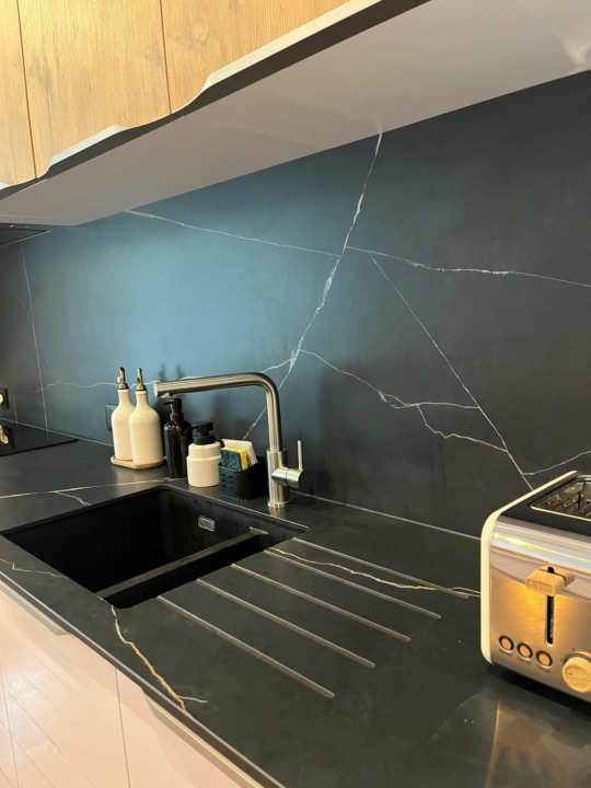 credence-noire-effet-marbre-cuisine-marquise