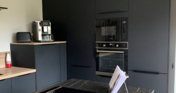 CUISINE-SOFT NOIR-COMERA-CUISNES-CHOLET