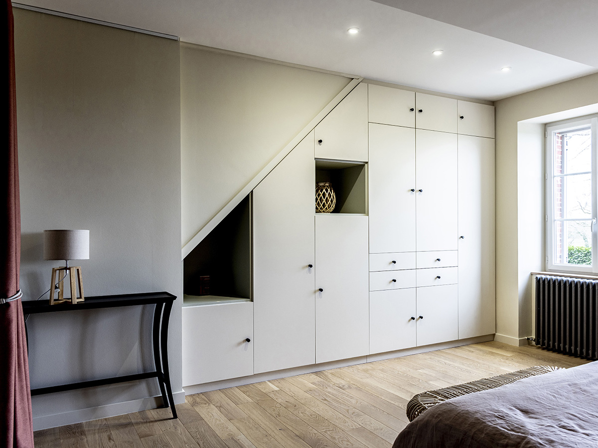 dressing blanc -amenagement sous plente-comera-cuisines-chateaubriand