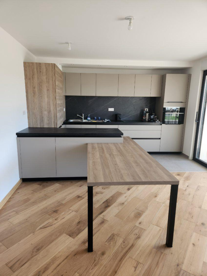 Réalisation COMERA Cuisines Marquise - Cuisine beige et bois