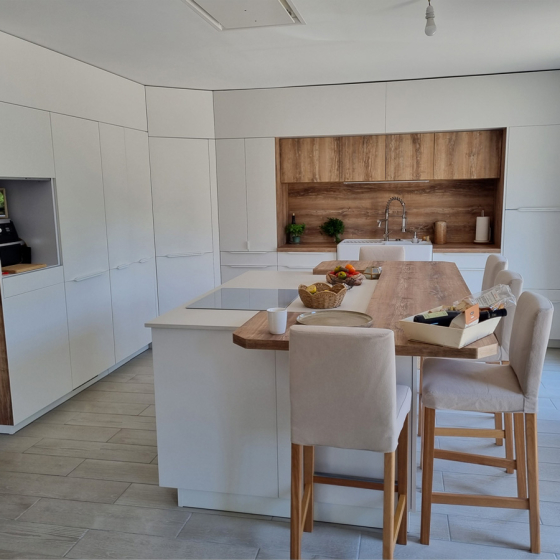 cuisine-blanche-vue-face-comera-cuisines-carquefou