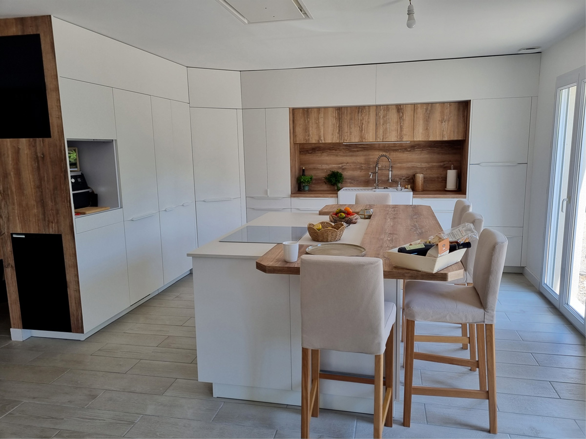 cuisine-blanche-vue-face-comera-cuisines-carquefou