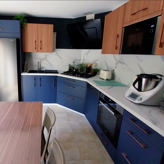 cuisine-bleu-cannelle-refrigerateur-pose-librer-comera-cuisines-sautron