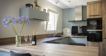 cuisine-bleu-paon-bois-poignee-noir-comera-cuisines-chateaubriant