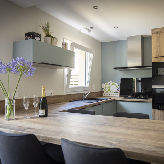 cuisine-bleu-paon-bois-poignee-noir-comera-cuisines-chateaubriant