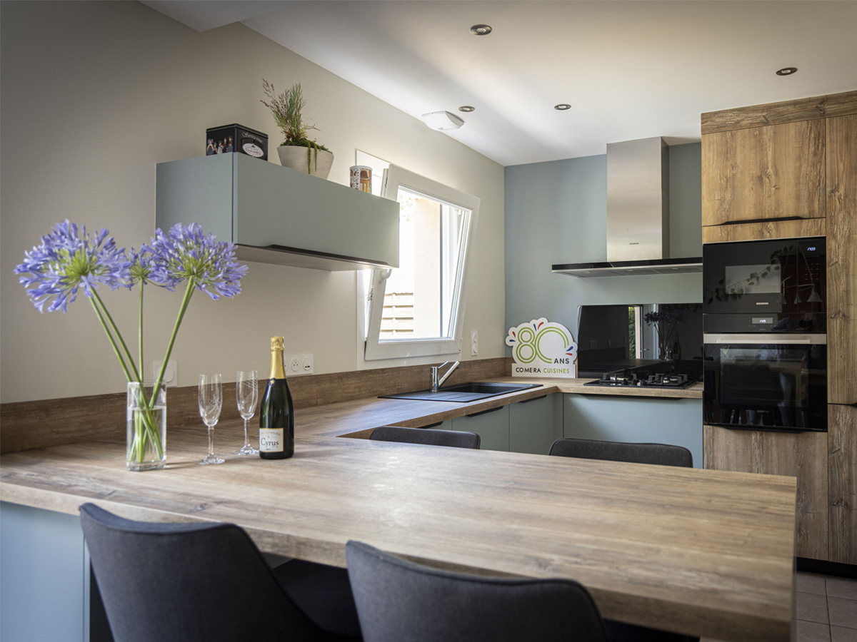 cuisine-bleu-paon-bois-poignee-noir-comera-cuisines-chateaubriant
