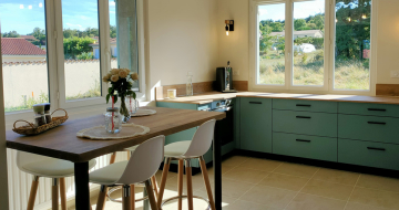 cuisine-bleu-paon-table-repas-bois-comera-cuisines-montbrison