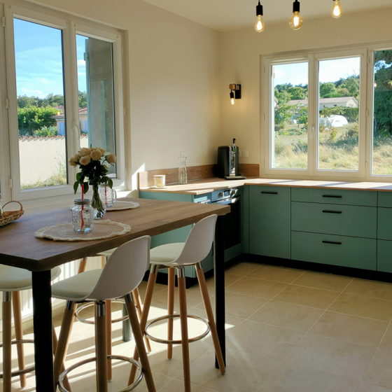 cuisine-bleu-paon-table-repas-bois-comera-cuisines-montbrison