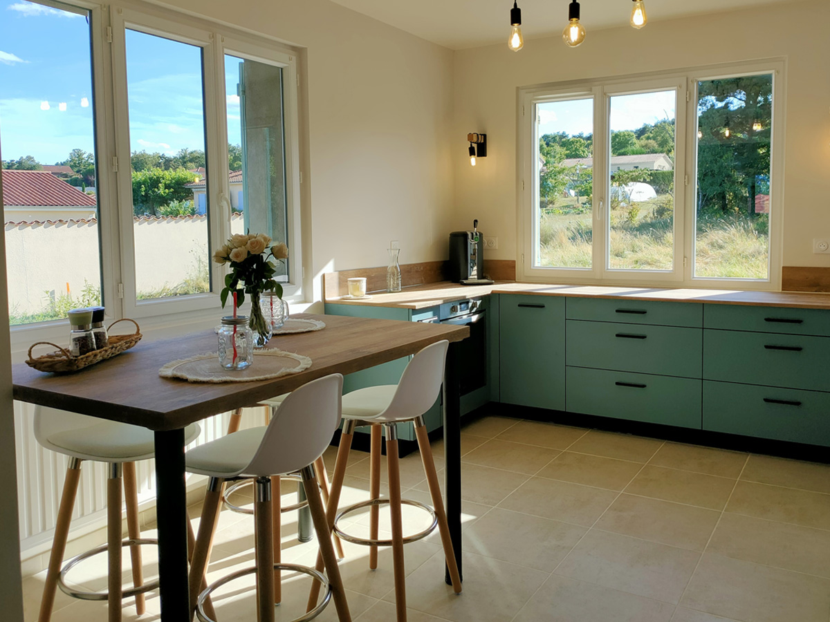 cuisine-bleu-paon-table-repas-bois-comera-cuisines-montbrison