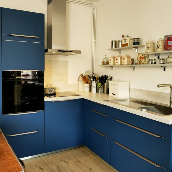 cuisine-colore-bleu-angle-comera-cuisines-montbrison