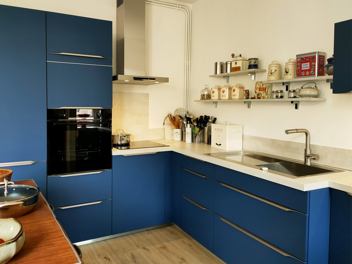 cuisine-colore-bleu-angle-comera-cuisines-montbrison