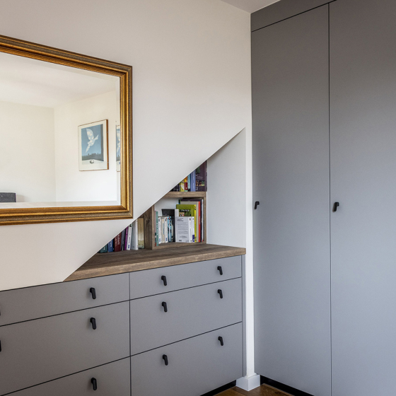 dressing gris -amenagement sous plente2-comera-cuisines-chateaubriand