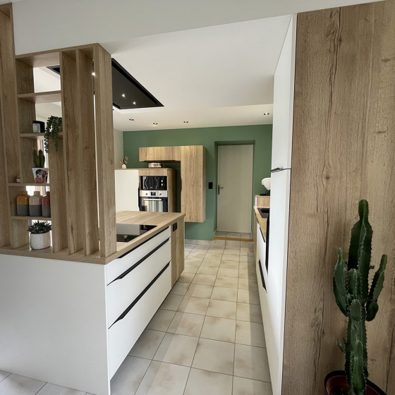 cuisine-blanche-bois-poignees-noires-comera-cuisines-les-herbiers