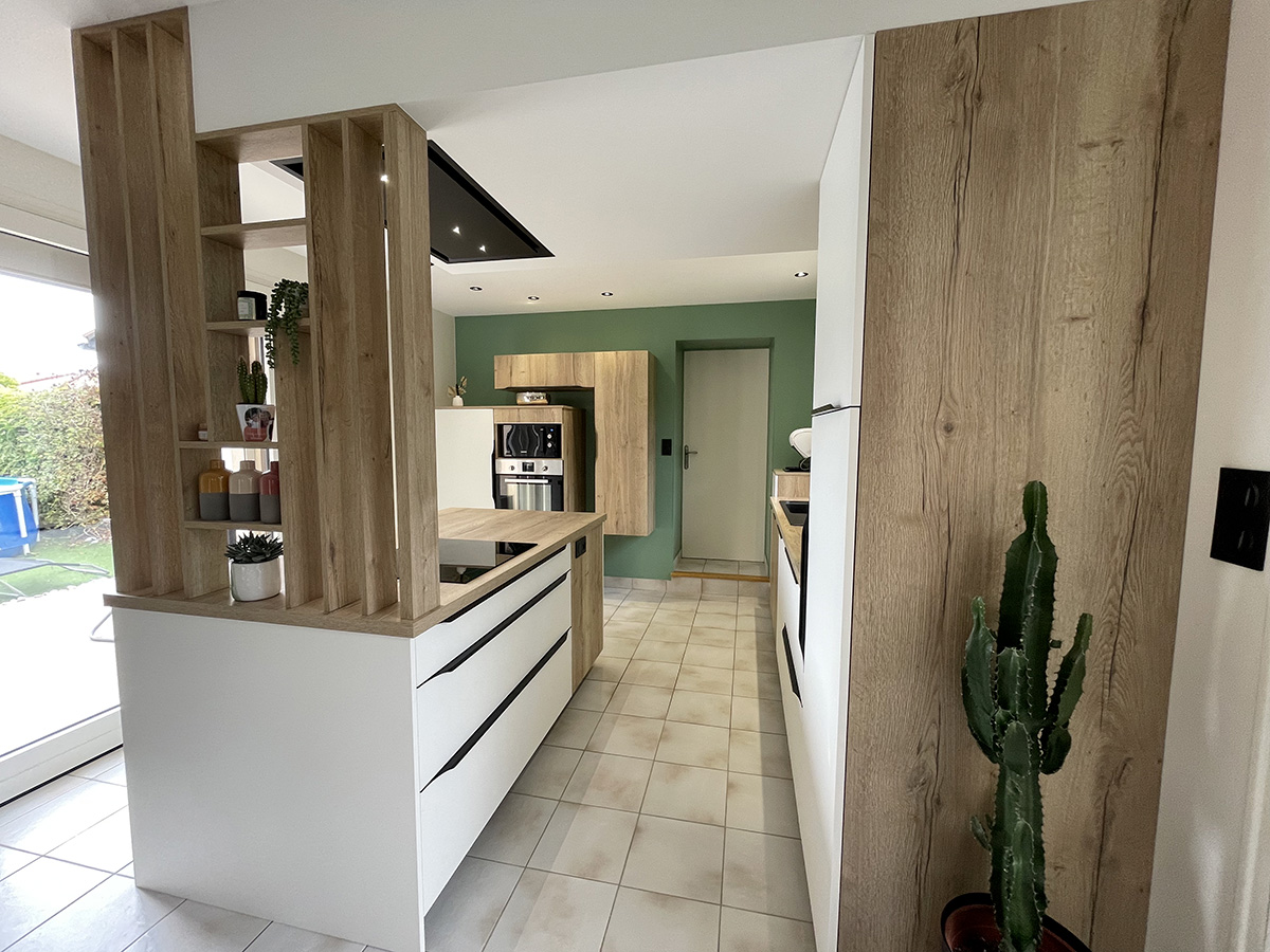 cuisine-blanche-bois-poignees-noires-comera-cuisines-les-herbiers