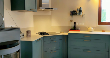 cuisine-bleue-rustique-zoom-plaque-comera-cuisines-montbrison