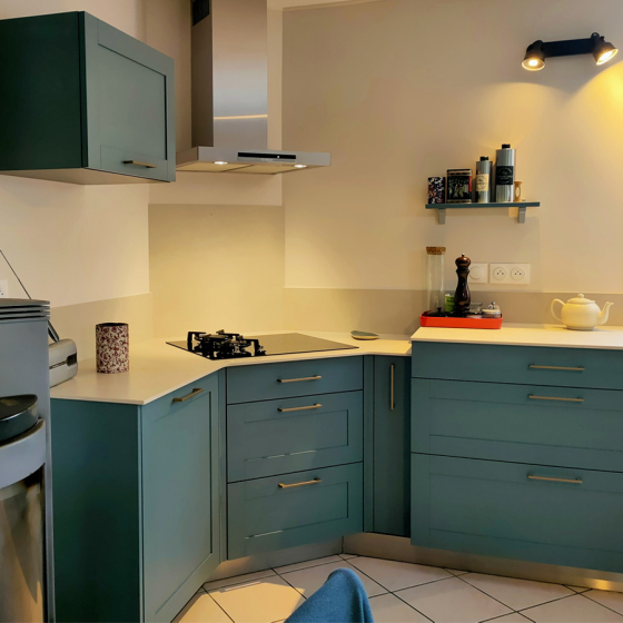 cuisine-bleue-rustique-zoom-plaque-comera-cuisines-montbrison