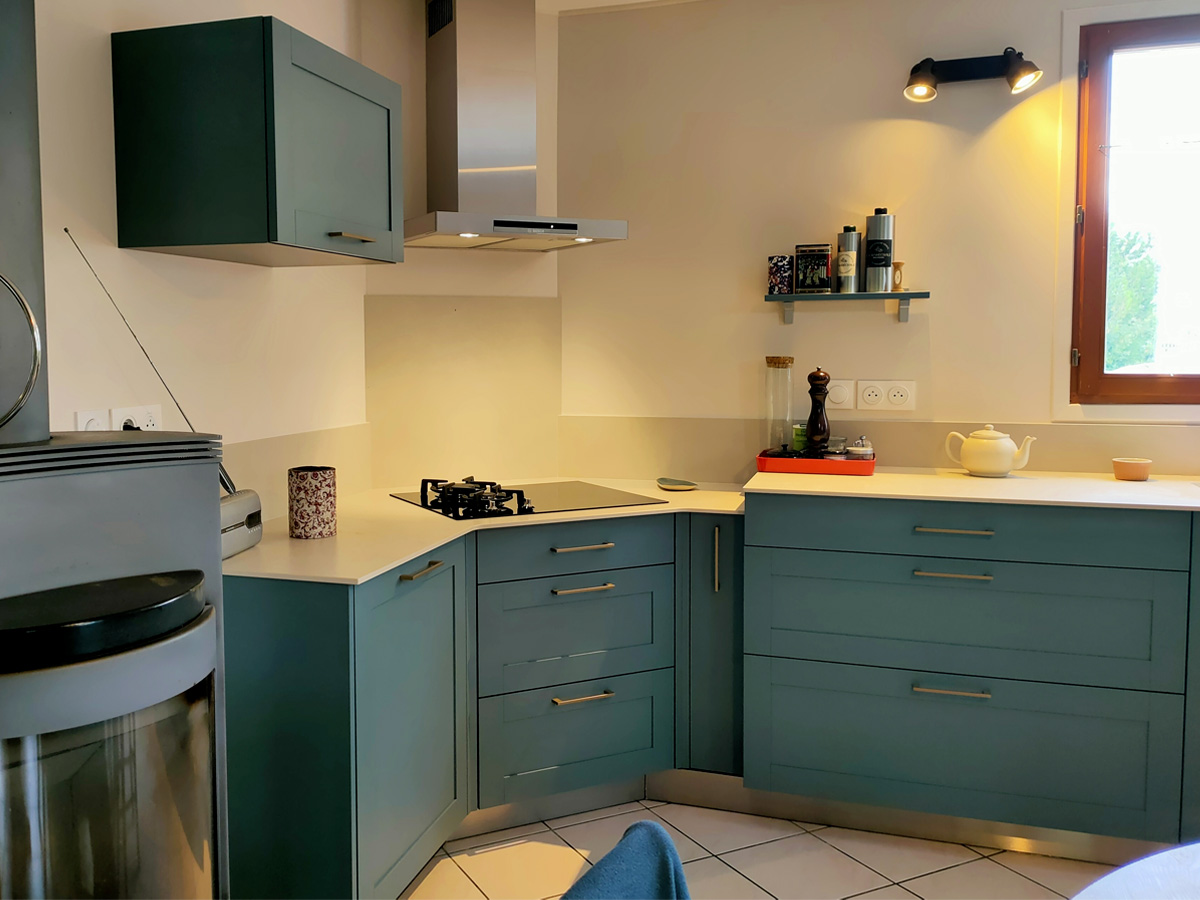 cuisine-bleue-rustique-zoom-plaque-comera-cuisines-montbrison
