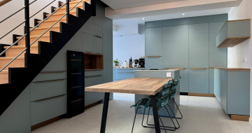 cuisine-bois-bleue-repas-plinthe-dore-comera-cuisines-les-sables-d-olonne